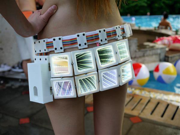 性感與高科技的結(jié)合 美女創(chuàng)客SexyCyborg又造3D打印LED鏡面塊裙子